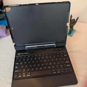 Airbender iPad case with Keyboard